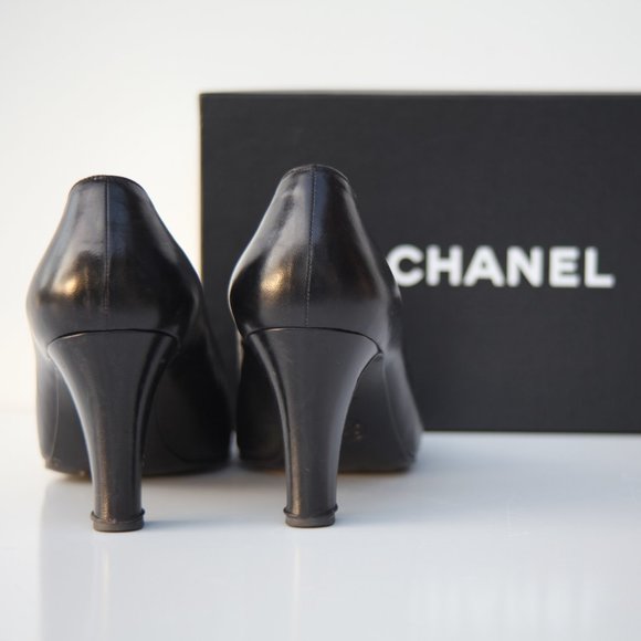CHANEL Classic black leather CHANEL heels with patent leather cap toe US 9 - Picture 4 of 6